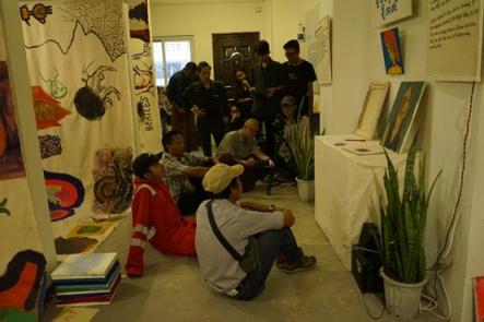 Peserta Aung MHI bekerja sama dengan tim TEN MEN untuk menggarap perekaman film ‘Yangon Midnight’, sebuah karya TEN MEN di pameran ‘No Trauma No Art’ pada tahun 2024.
